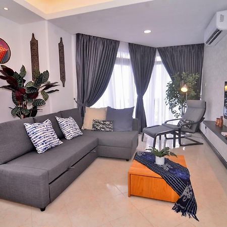 New Riverbank Suites - Waterfront Kuching City Екстериор снимка